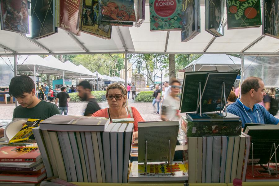 30/10/2015 - PORTO ALEGRE, RS, BRASIL - Abertura da 61ª Feira do Livro de Porto Alegre movimenta saldos | Foto: Caroline Ferraz/Sul21