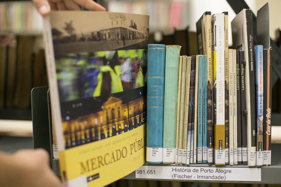 16/03/2016 - PORTO ALEGRE, RS - Livros da Biblioteca do Centro Municipal de Cultura fazem parte de exposição na semana de aniversário de 244 anos da cidade. Foto: Guilherme Santos/Sul21